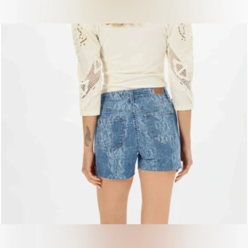 Judy Blue Mid Rise Snake Print Light Wash Blue Denim Jean Shorts Raw Hem Size M